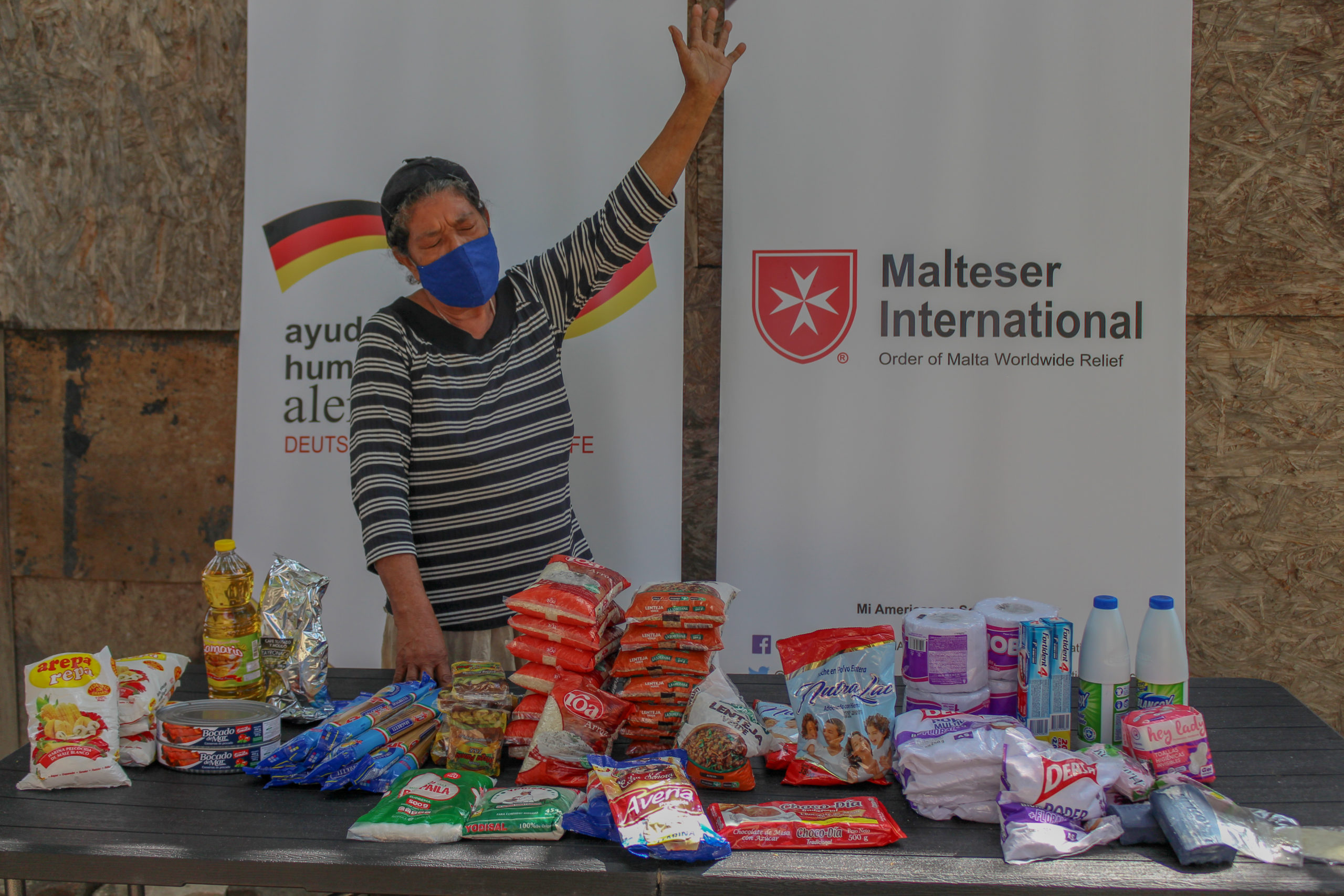 Abiudea and Malteser International Americas giving out a care package with non-perishable food items and hygiene kits to families.